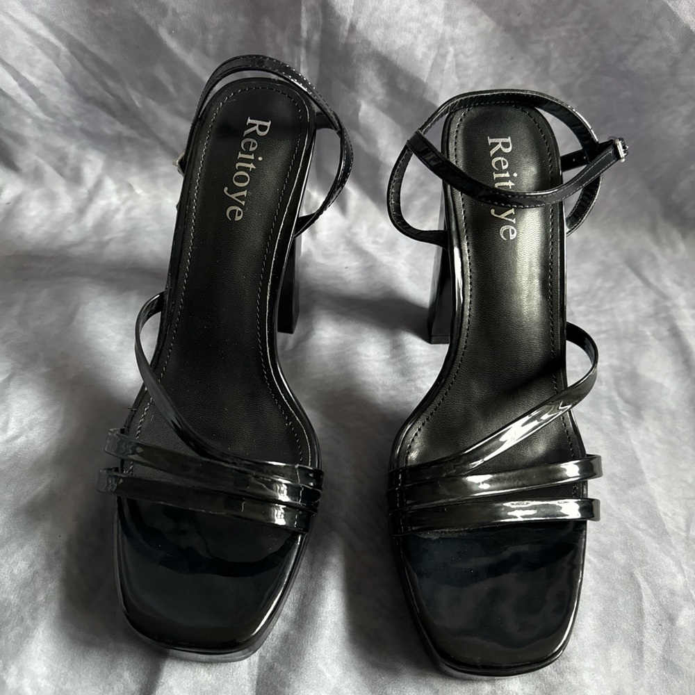 Elegant Black Strappy Heels with Medium Heel